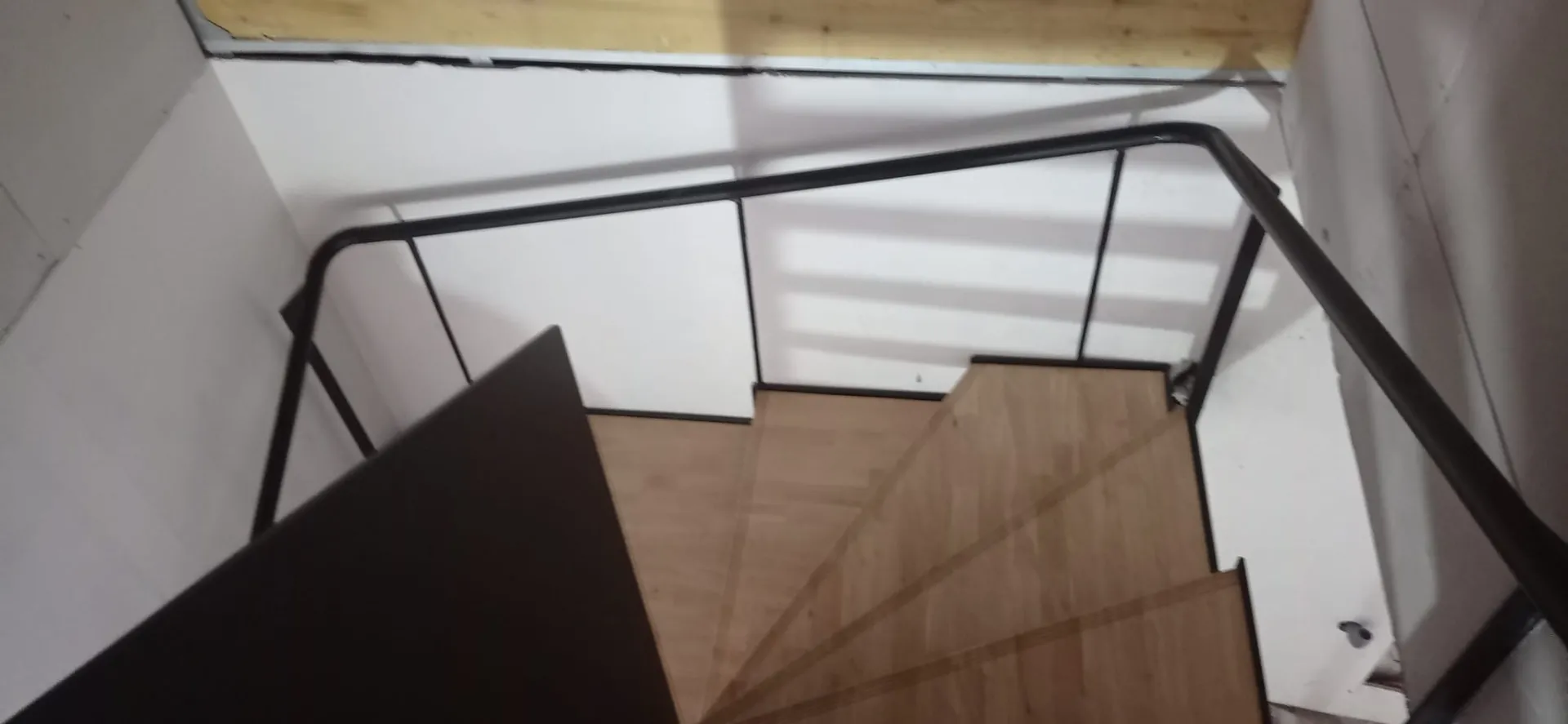 Escalier acier thermolaqué avec marches bois
