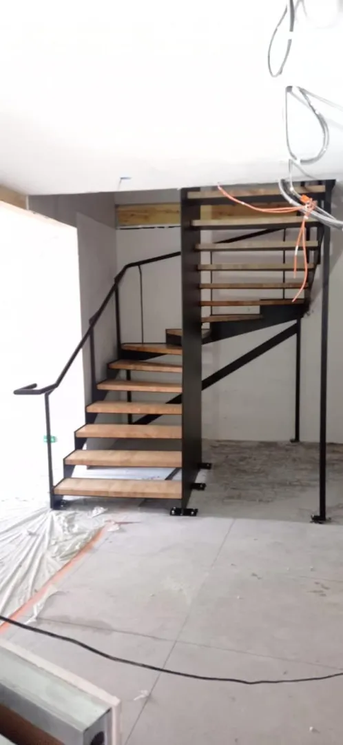 Escalier acier thermolaqué avec marches bois