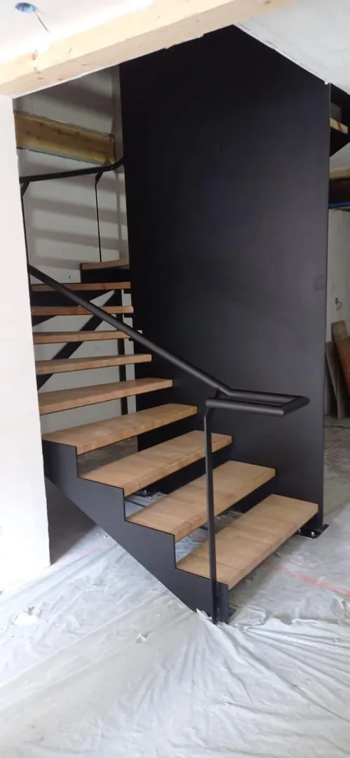 Escaliers à Lezoux - Escalier acier thermolaqué avec marches bois | AL Métallerie