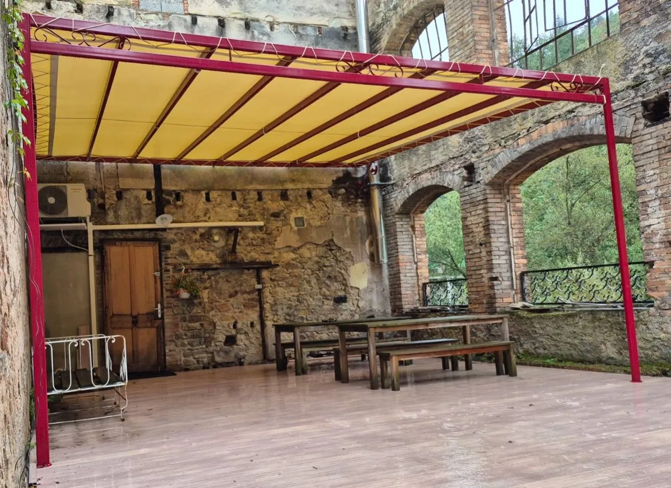 Pergolas à Montluçon - Pergola en acier thermolaqué avec une bâche tendue | AL Métallerie