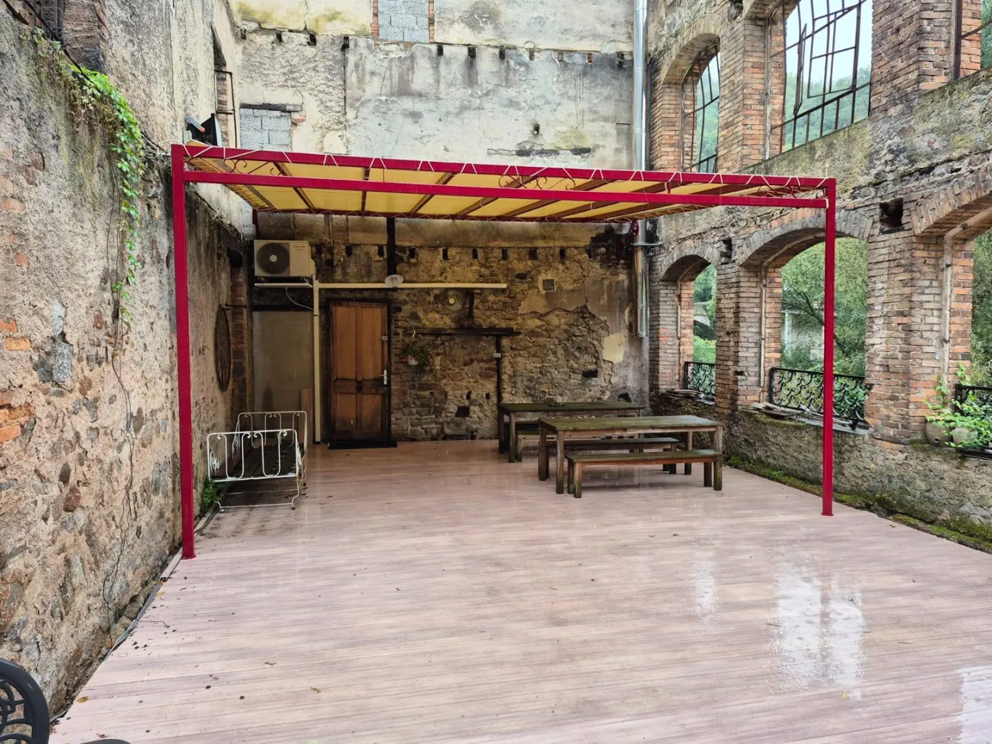 Pergola en acier thermolaqué avec une bâche tendue