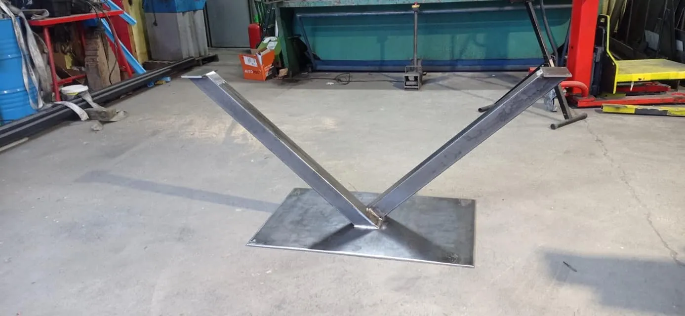 Pieds de table pour trois tables