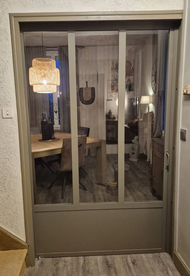 Porte à galandage à Peschadoires - Porte à galandage (style verrière atelier) en acier thermolaqué. | AL Métallerie