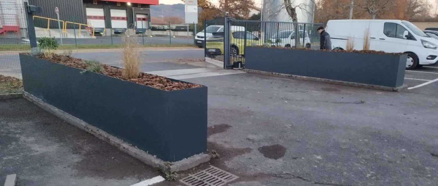 Réalisation de bacs à fleurs en métallerie sur mesure à Peschadoires
