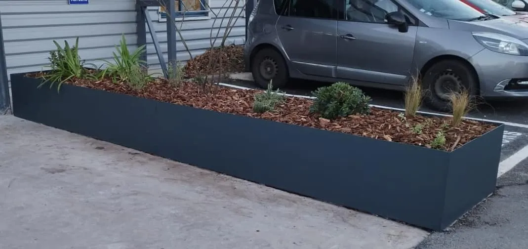 Réalisation de bacs à fleurs en métallerie sur mesure à Peschadoires