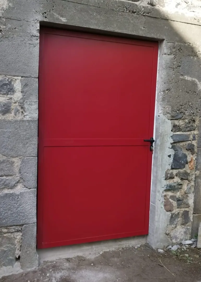 Porte à Clermont-Ferrand - Porte en acier thermolaqué Thiers, réalisation AL Métallerie &amp; Soudure | AL Métallerie