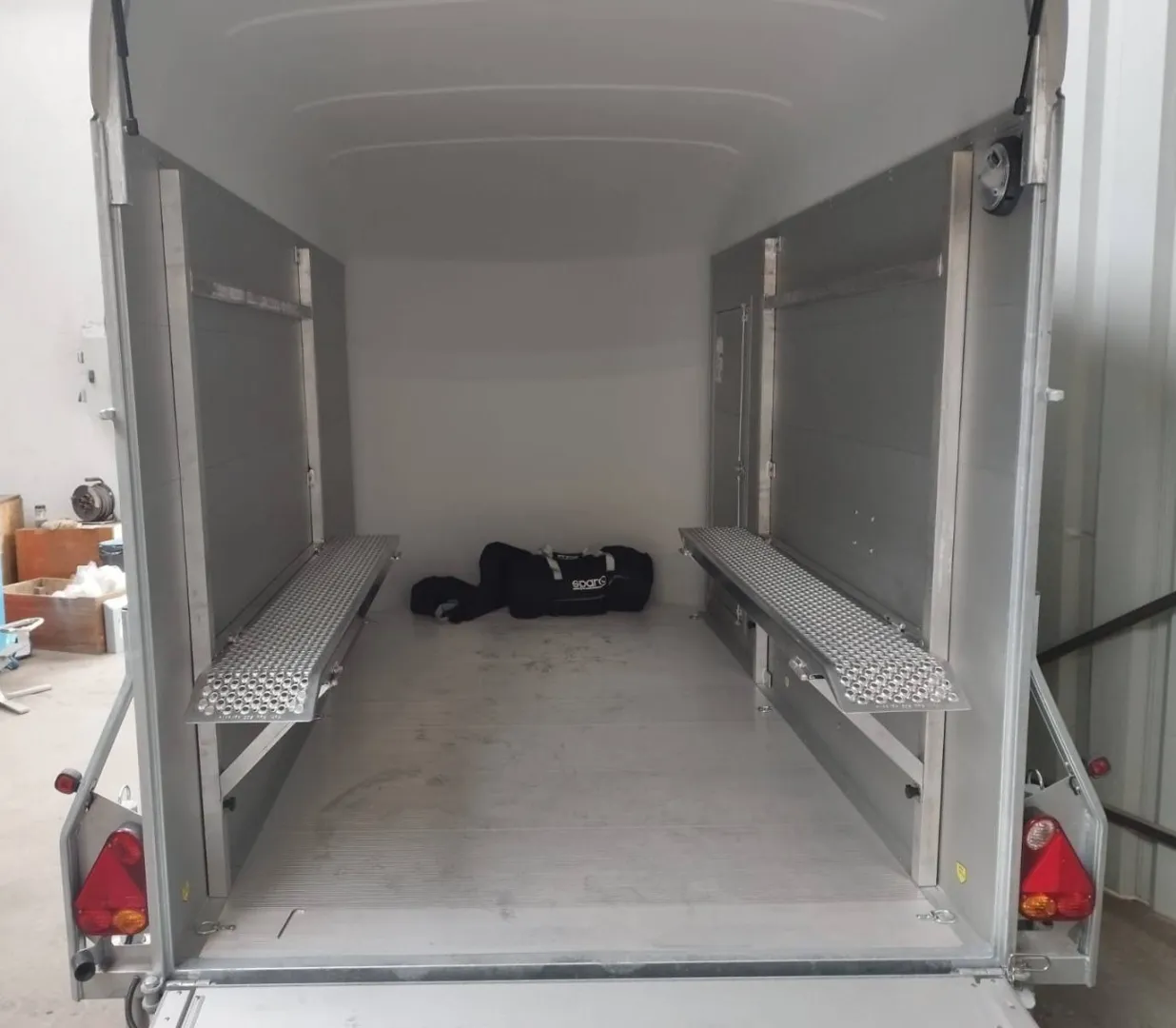Réalisation d'un aménagement de remorque pour le transport d'un kart.