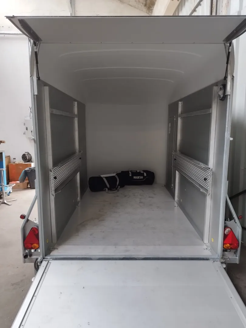 Réalisation d'un aménagement de remorque pour le transport d'un kart.